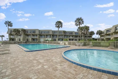 Coquina B103- Steps to the Beach & Pool