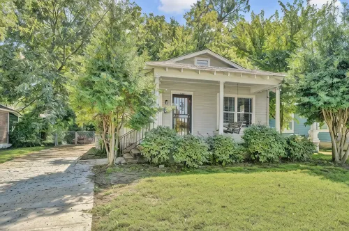Fun & Funky #2 centrally located in Memphis!