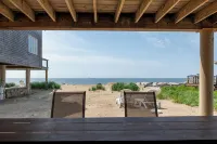 Coastal getaway with water views in every room - Wi-Fi