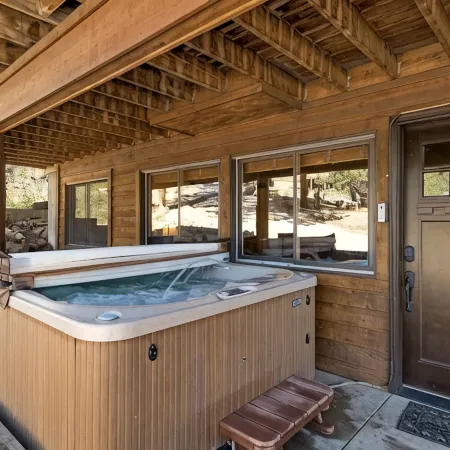 Luxurious Cabin with Mountain & River Views, Hot Tub, 2 blocks to downtown. 3282