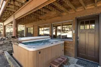 Luxurious Cabin with Mountain & River Views, Hot Tub, 2 blocks to downtown. 3282 - شاليه