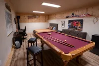 Cedar Retreat with Hot Tub, Sauna & Lake Access