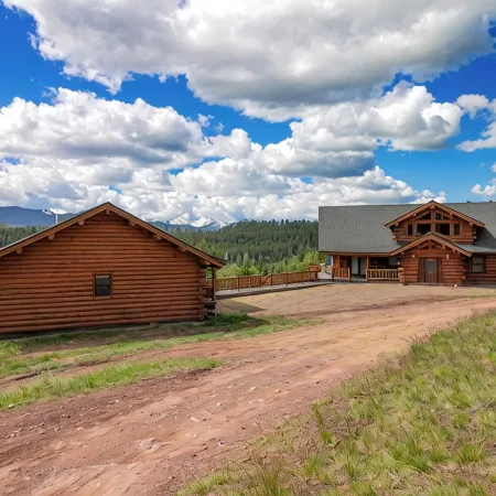 Mountain Getaway w/additional Bunkhouse Apartment!