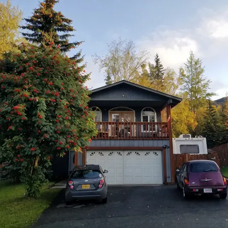 Happy Bear Cozy Bungalow with Large Back Yard close to Anchorage Wasilla