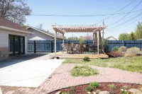 Family home, fully fenced yard with covered deck. Walk to trails and parks. - 3 ดาว