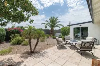 Mesa Retreat Quiet, Stylish Desert Escape + Golf