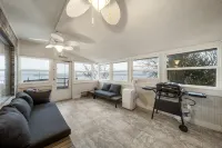 Spectacular lake view with a huge deck and a Hot Tub. - con encanto