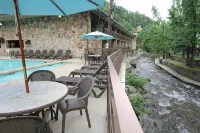 Greystone Lodge on the River - Resorts