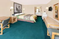 Super 8 by Wyndham Longview/I-20 - Motels