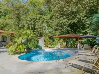 Private suite 103 with beautiful gardens, shared pool and BBQ area! Hotels in Dominical