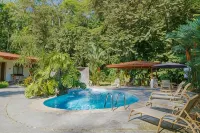Private suite 103 with beautiful gardens, shared pool and BBQ area! - Wi-Fi