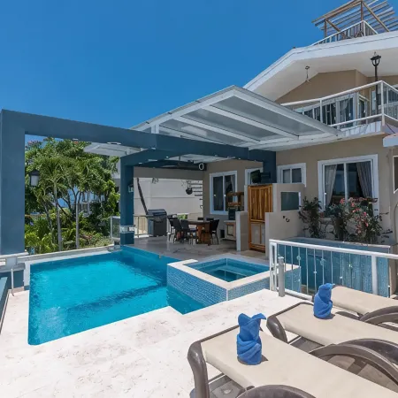 6 Bdr Villa / Rooftop with amazing views/ Centrally Located