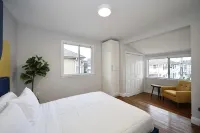 Luke House, Sleeps 14, Weddings, 2 Kitchens, Parking, Close to Airport & Boston