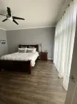 Spacious 5 Bedroom, 3.5 Bathroom Lakeview home with a large yard awaits! - 홈스테이