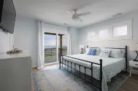 4BR 3BA Waterfront Slice of Heaven! Luxury, hot tub, sunsets, fishing.