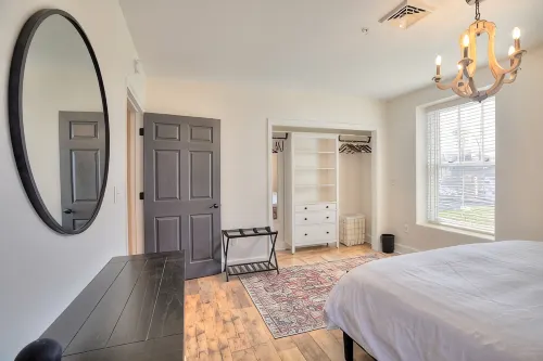 Luxury Lakeview Condo - Walk to Shops & Dining