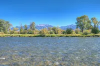 Luxury Home on Blue Ribbon Madison River and steps away from downtown Ennis, MT. - WiFi