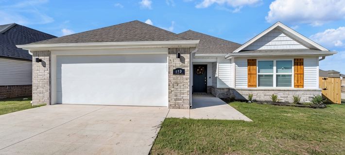 "3" King beds, 5 minutes from the University of Arkansas... Welcome home! Hotels in Fayetteville