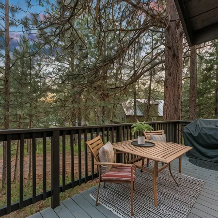 Alpine Nine - Modern, cozy cabin in the woods close to town Отели в г. Мак-Кол