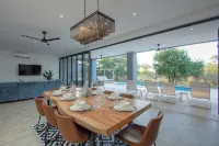Giraffe Oasis - Kruger Luxury Family Villa: 5-BRs WiFi & AC in Marloth Park - 4-Star
