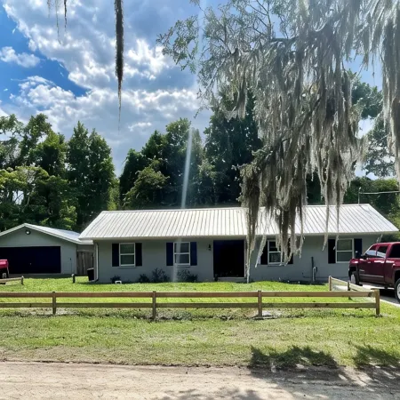 Quiet, cozy 3 bedroom home, across from river, in peaceful Palatka