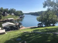 New! Lakefront Getaway - Stunning Views - 7 Miles from the Ark - 4-Sterne