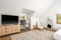Mtn & Lake Views, Hot Tub, Dog Friendly, Chef's Kitchen, 5 Min to Main St Breck
