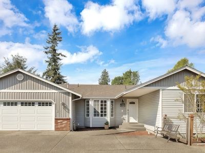 Modern Minimalist Home 4BR 5 Beds, AC Comfort & Wifi