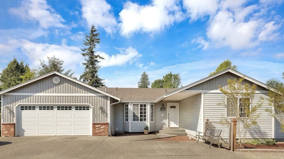 Modern Minimalist Home 4BR 5 Beds, AC Comfort & Wifi