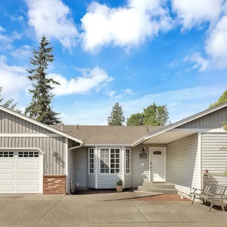 Modern Minimalist Home 4BR 5 Beds, AC Comfort & Wifi