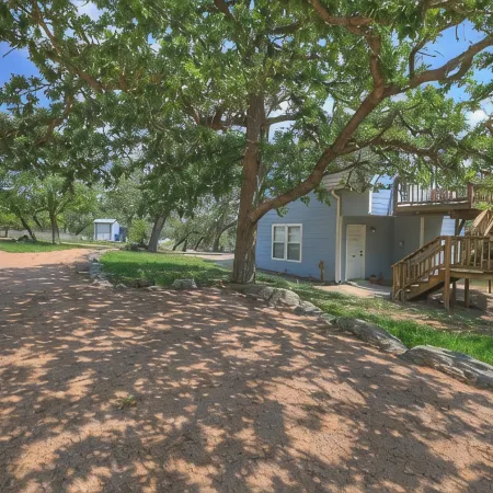 Cactus Flower Treehouse-Pet Friendly-Hill Country Views!