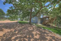 Cactus Flower Treehouse-Pet Friendly-Hill Country Views!