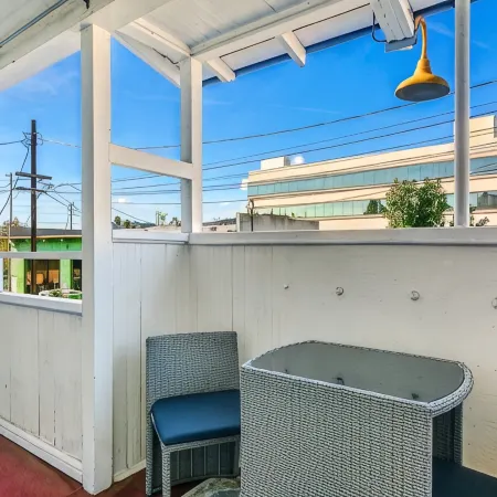 LONG TERM - EXTENDED STAY - ONE Block to City Center.   LUX Retro.  Free Parking