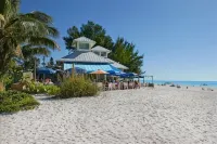 Perfect Anna Maria. Dock on Canal. 3 Blocks to Sugar Sand Beach. Heated Pool. - 私人泳池