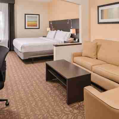 Holiday Inn Express & Suites TOPEKA WEST I-70 WANAMAKER by IHG Rooms