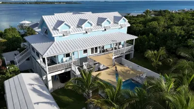 7Br7BA, Pool, 2 Boat Slips, Steps to Tahiti Beach, Sleeps 18, +Cabana Adds 2 Hotels in 