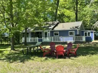 Private beachfront cottage,  WiFi and AC on Lake Paradise, minutes from Mackinaw - 鄉村度假屋