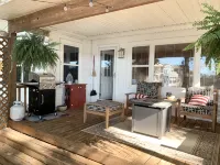 Cottage -Private Hot Tub, Fire Pit, Covered Deck, 20 steps from Lake Hamilton