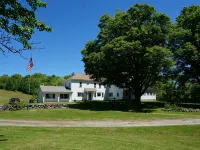 SPACIOUS and PRIVATE renovated farmhouse for the whole family Hotels in Sunapee