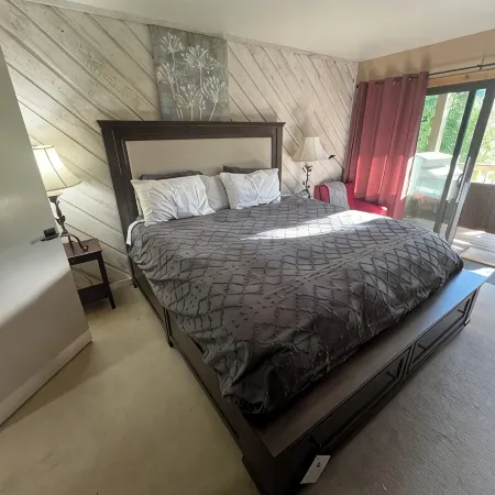 Cozy 2 bd/2 ba Condo w/ dual decks minutes from town & slopes!