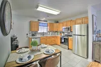 Relaxing Stay near Oaklawn Casino & Bathouse Row