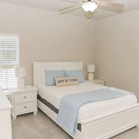 Hotty Toddy! Newly Renovated 2 Bedroom, 2 Bathroom. Walk to Grove! 1st Floor.