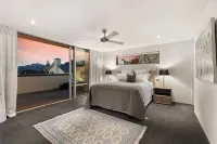 Lake & Mountain views, close to ski fields. Executive living - 3 bed/3 bath, spa - pemandangan pegunungan