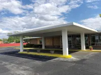 Regal 8 Inn & Suites - Pet friendly