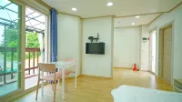 Anmyeondo Neipkeulrobeo Suyeongjangpensyeon - parking