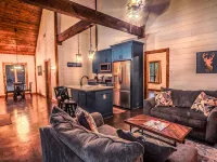 Romantic Couples Cabin minutes from Casino Excitement & Lakeside Serenity โรงแรมในโบรคเกนโบว์