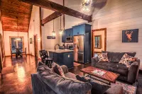 Romantic Couples Cabin minutes from Casino Excitement & Lakeside Serenity - Chalets