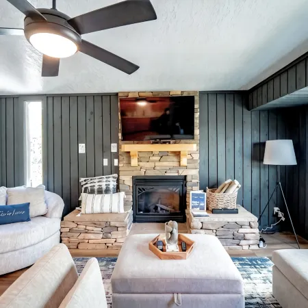Carpenter Cottage - Renovated condo across from pond