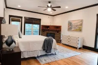 Luxurious Lake Front Estate, Sleeps 20 with Game Room and dock, pet friendly. - 4-Star