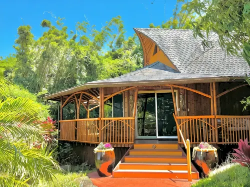Bamboo Bliss: Ocean Views & Waterfalls Await! - 5-Sterne